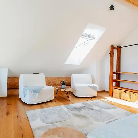 Log Garden Estate 別荘 Dobrova