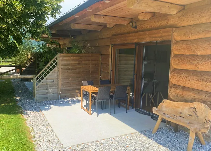 Počitniška hiša Log Garden Estate *